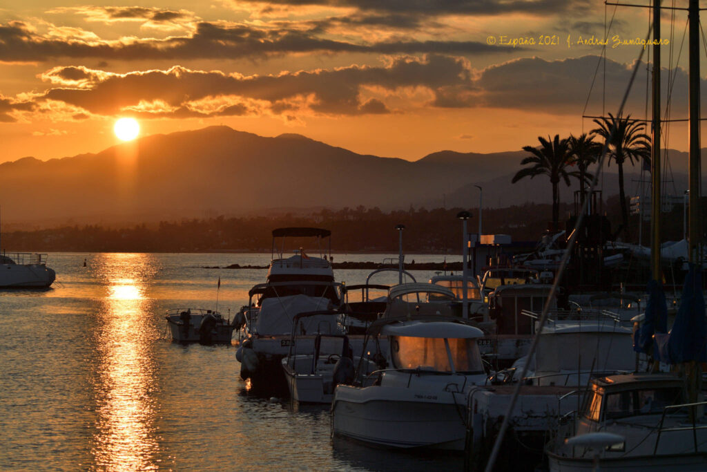 Atardecer contemplado desde puerto de embarcaciones de recreo en Marbella.